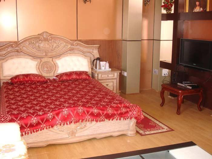 Hotel Crystal Palace Dhanaulti Bagian luar foto